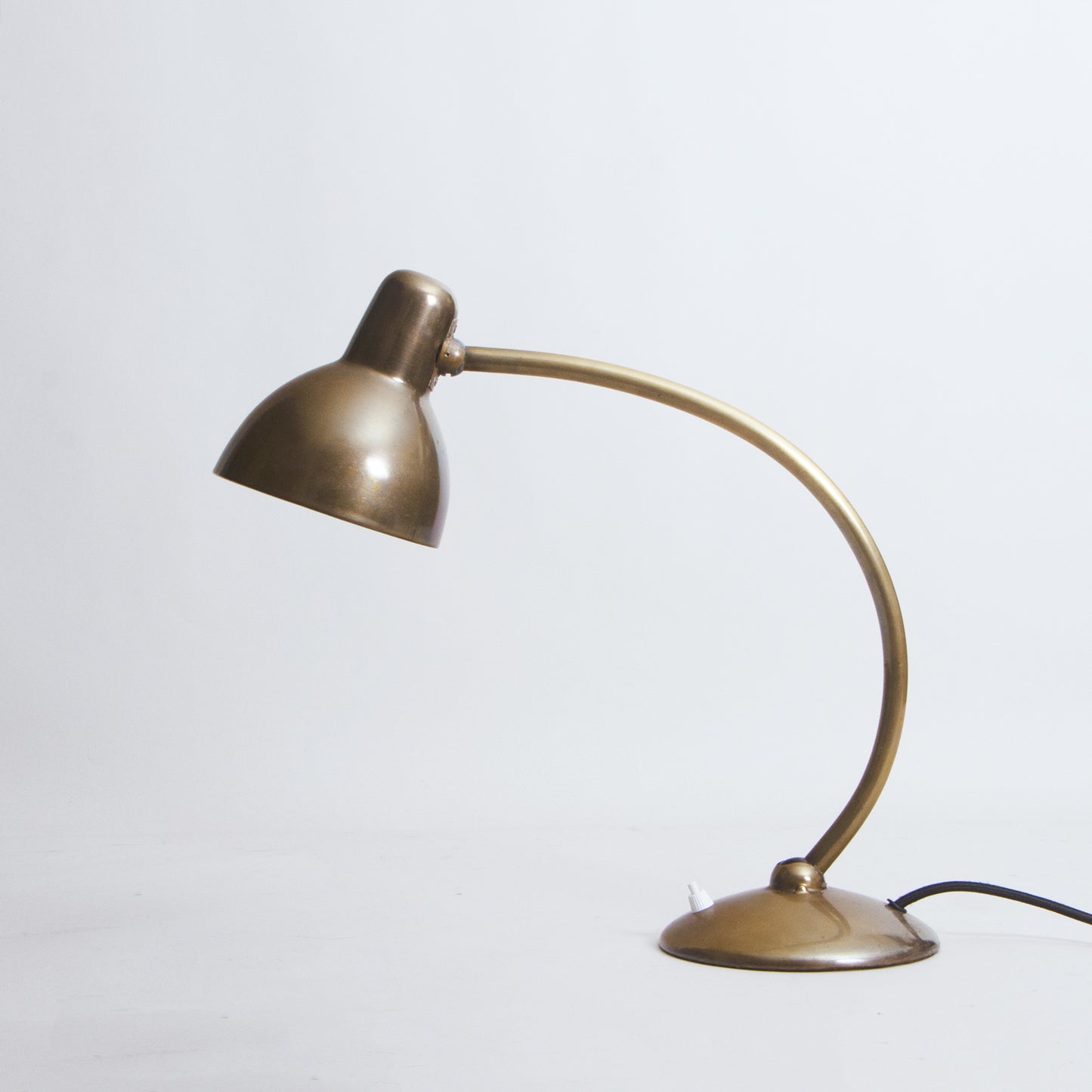 Adjustable desk lamp