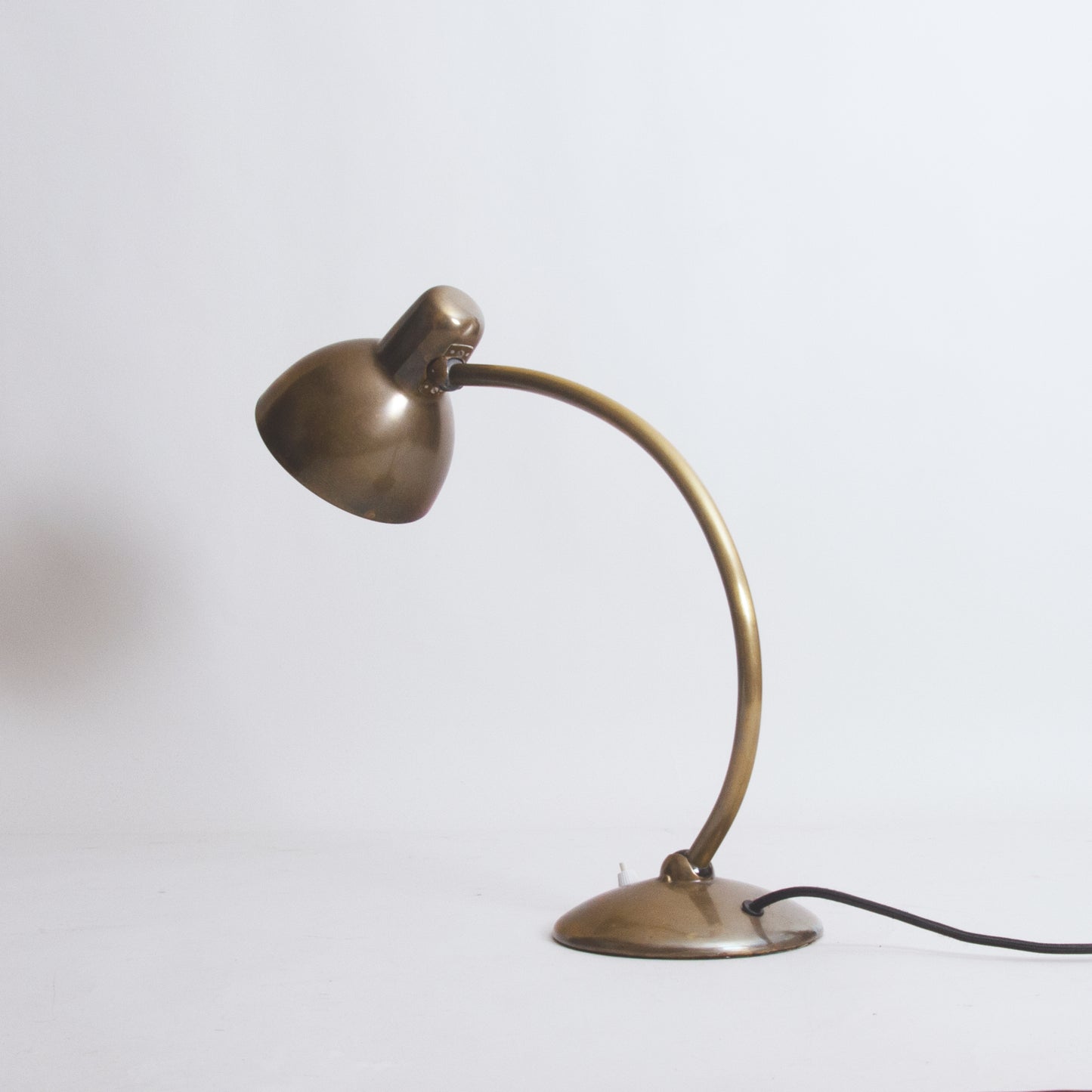 Adjustable desk lamp