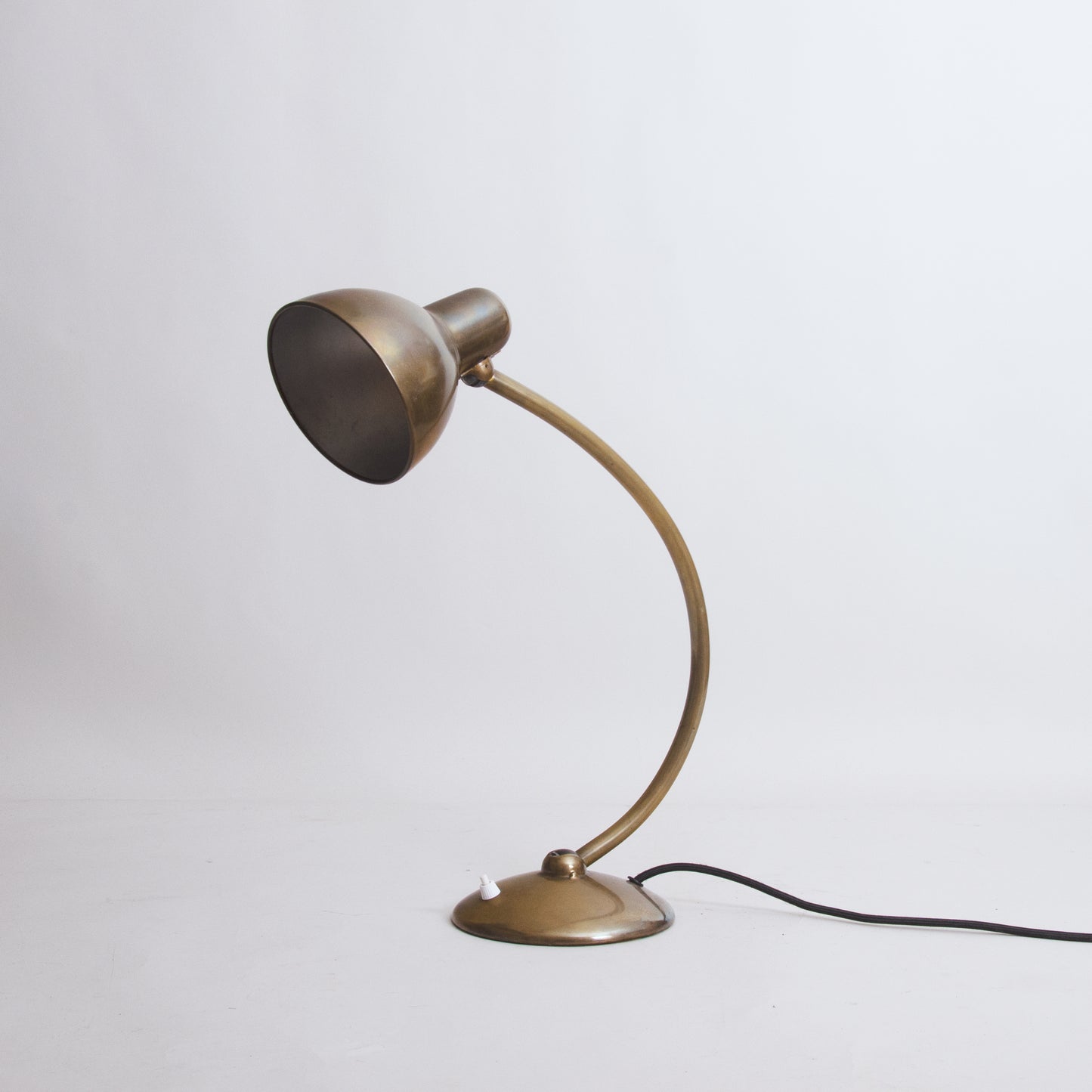 Adjustable desk lamp