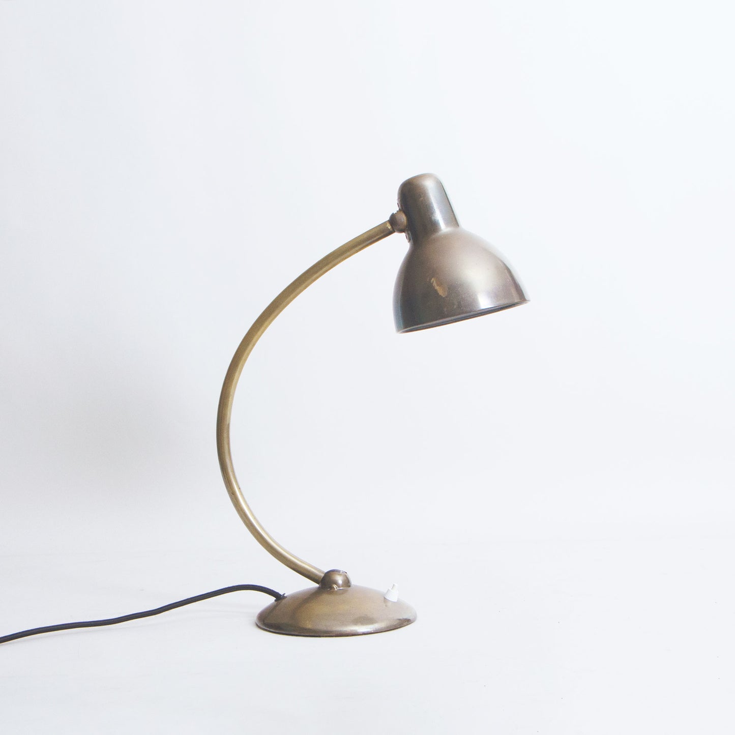 Adjustable desk lamp