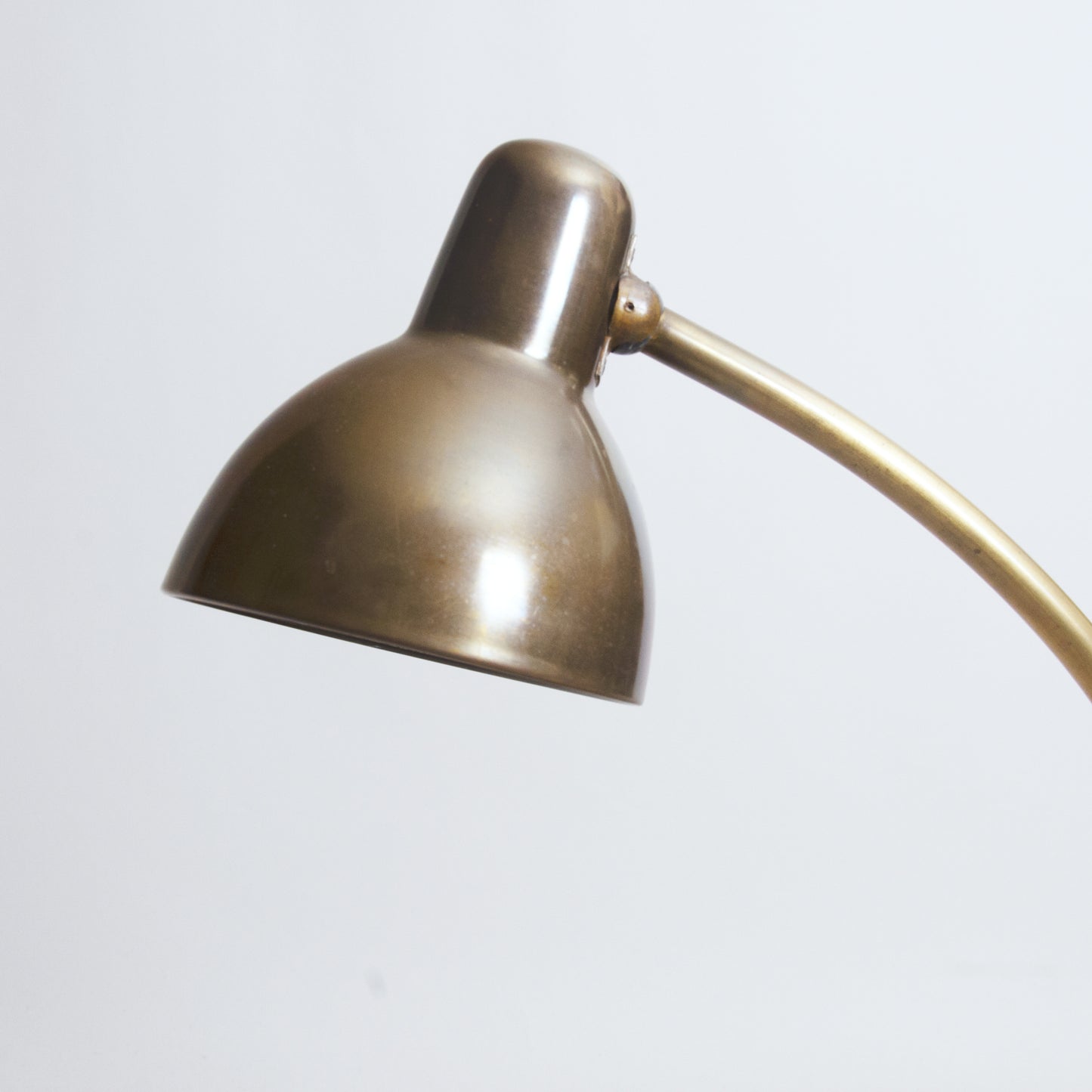 Adjustable desk lamp