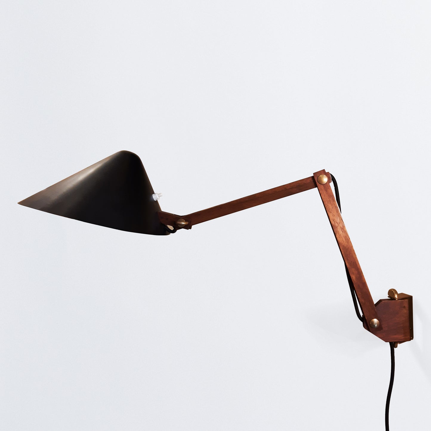 Adjustable wall lamp with metal shade
