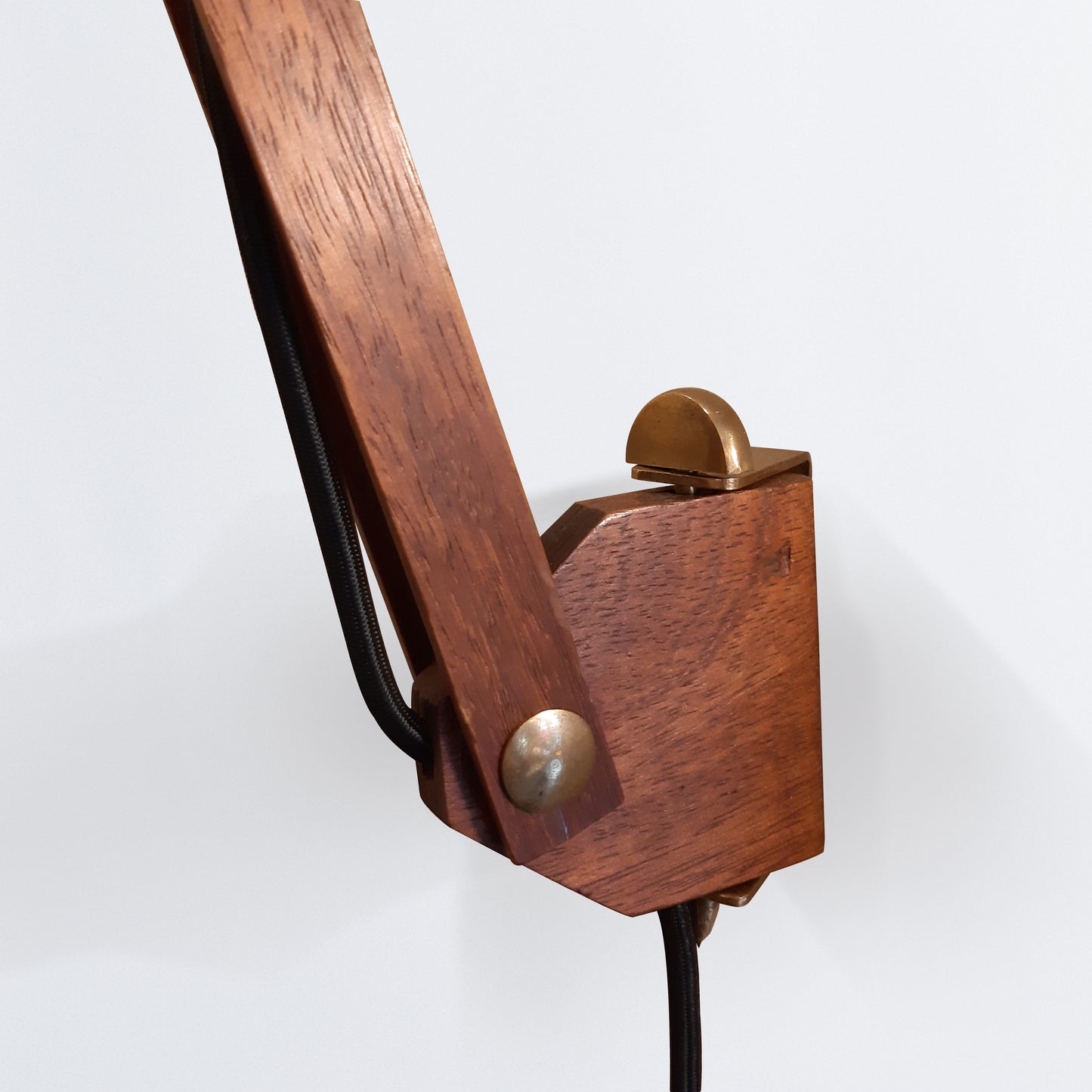 Adjustable wall lamp with metal shade