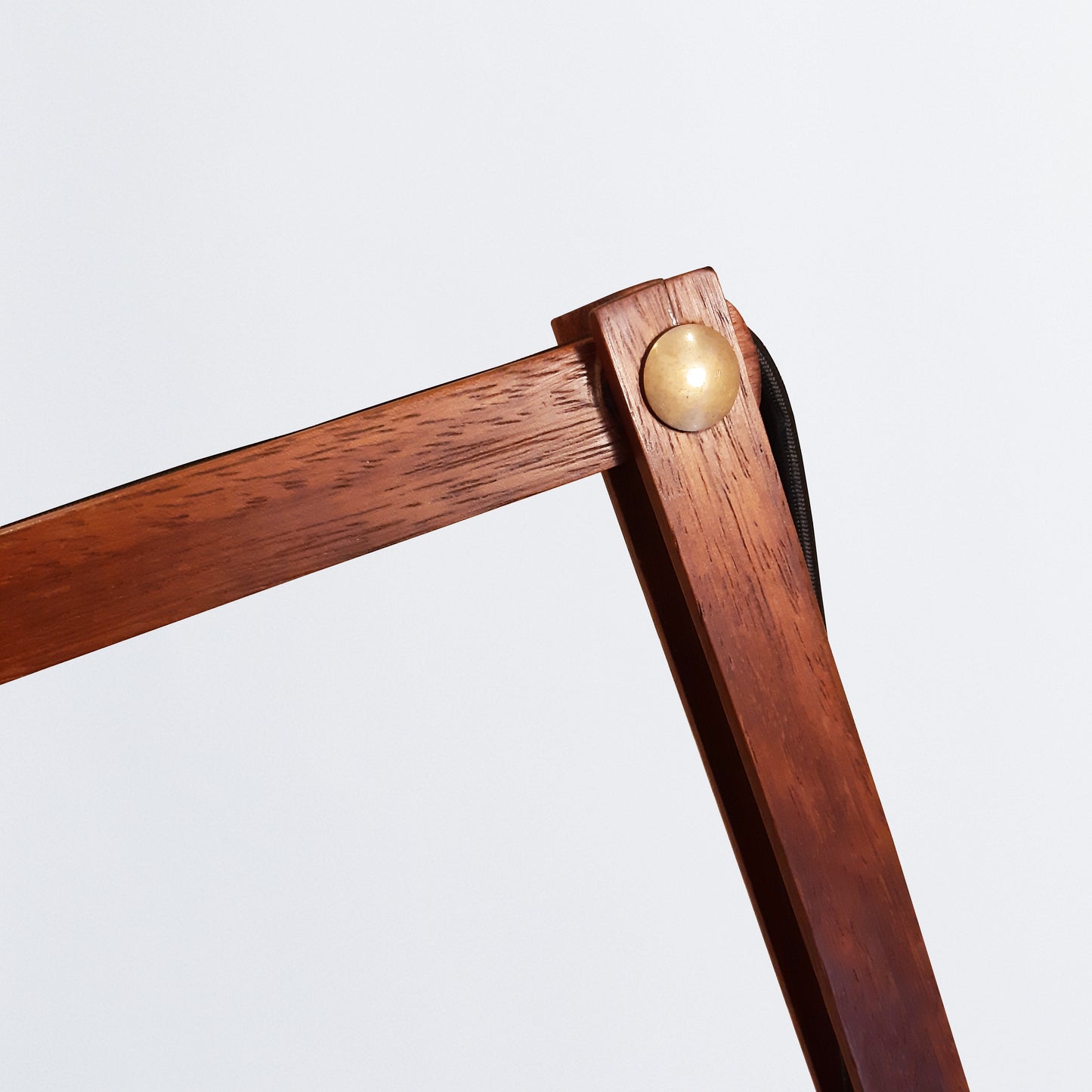 Adjustable wall lamp with metal shade