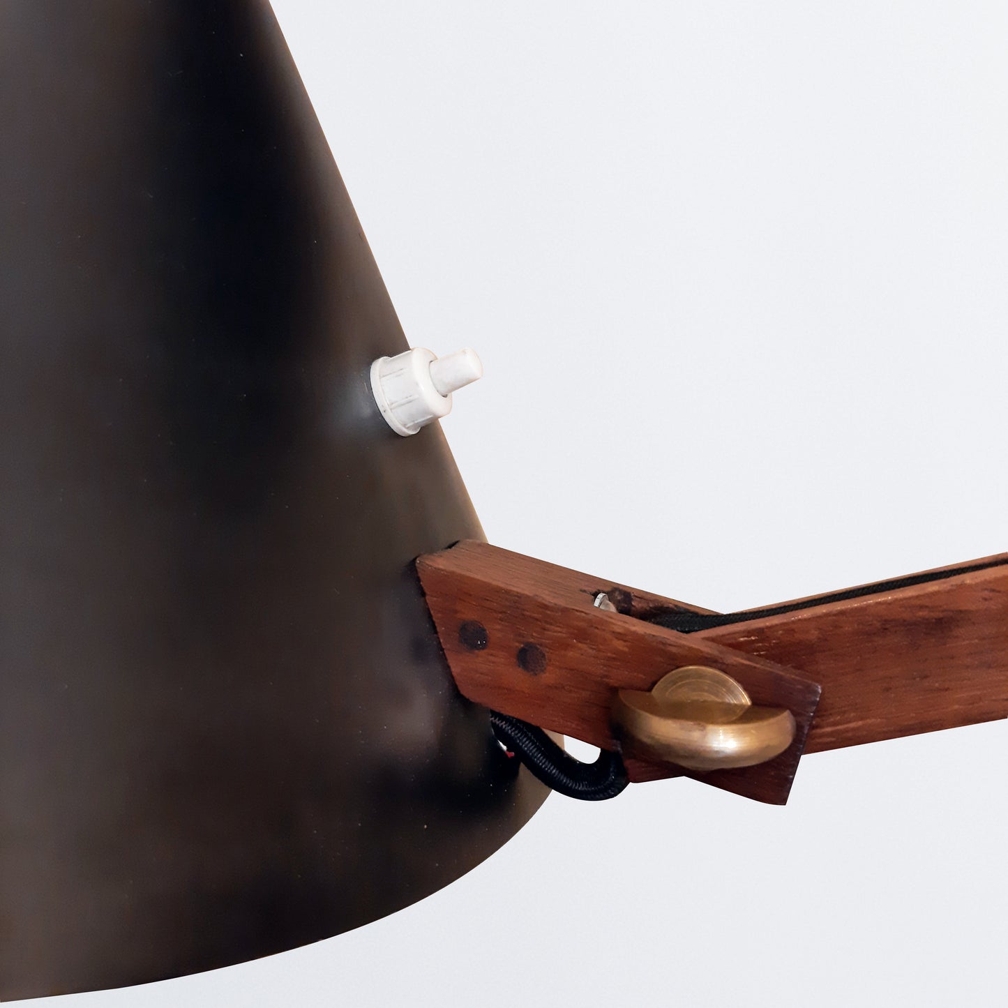 Adjustable wall lamp with metal shade