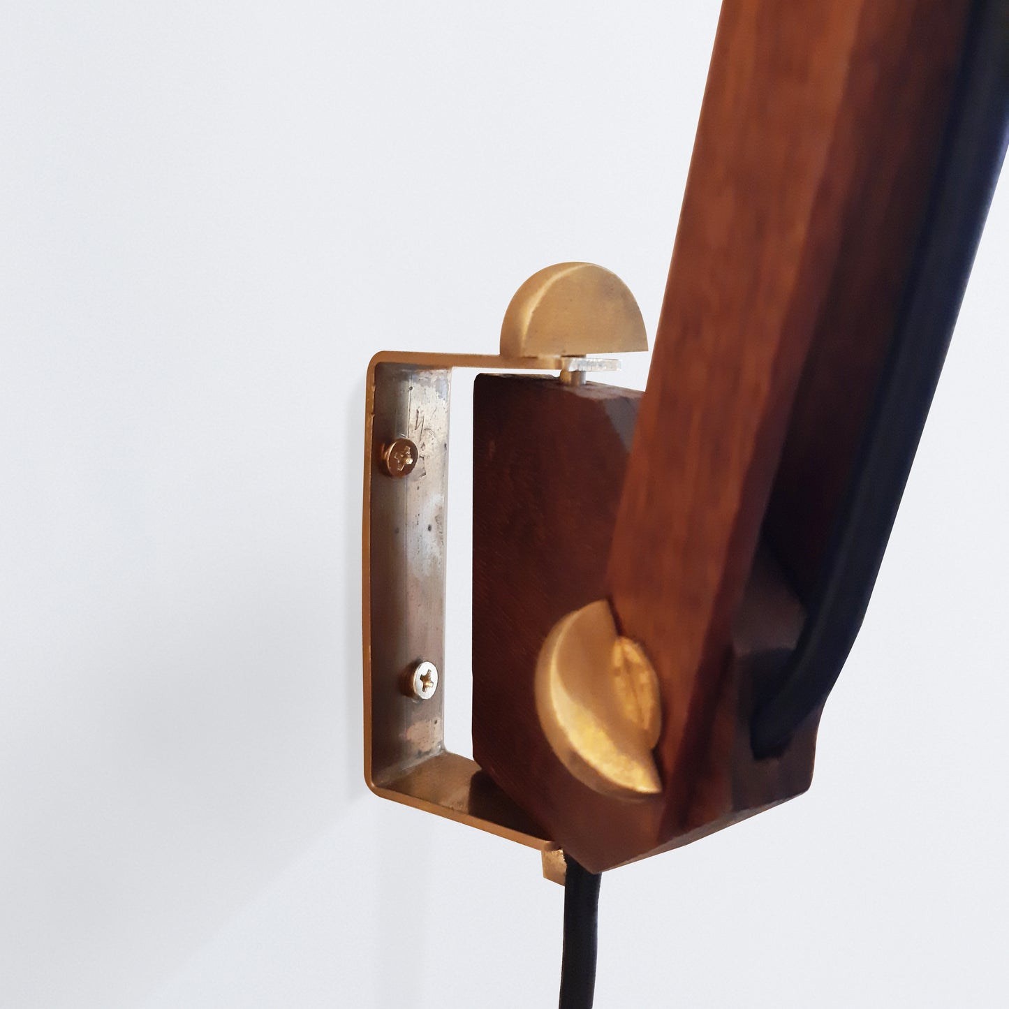 Adjustable wall lamp with metal shade