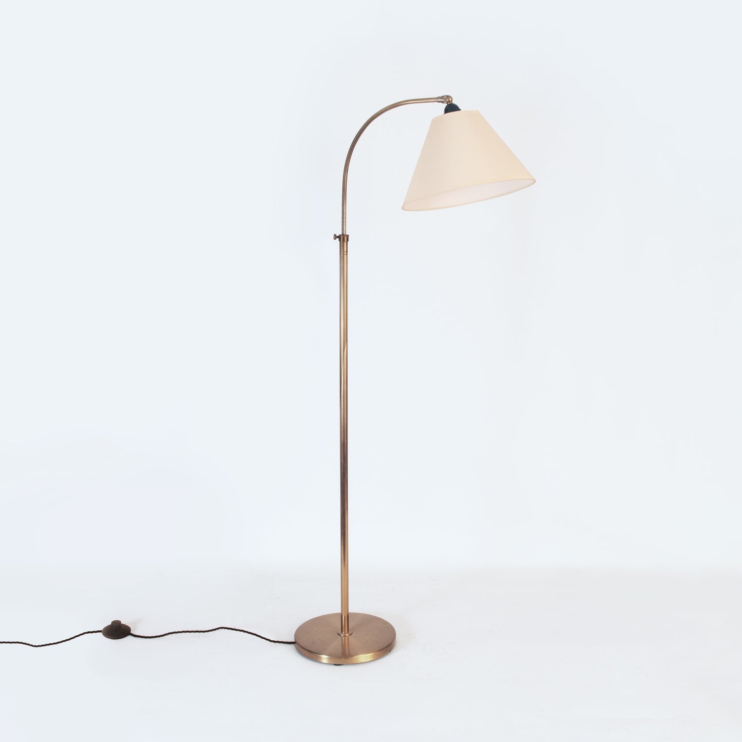 Telescopic floor lamp with curved neck