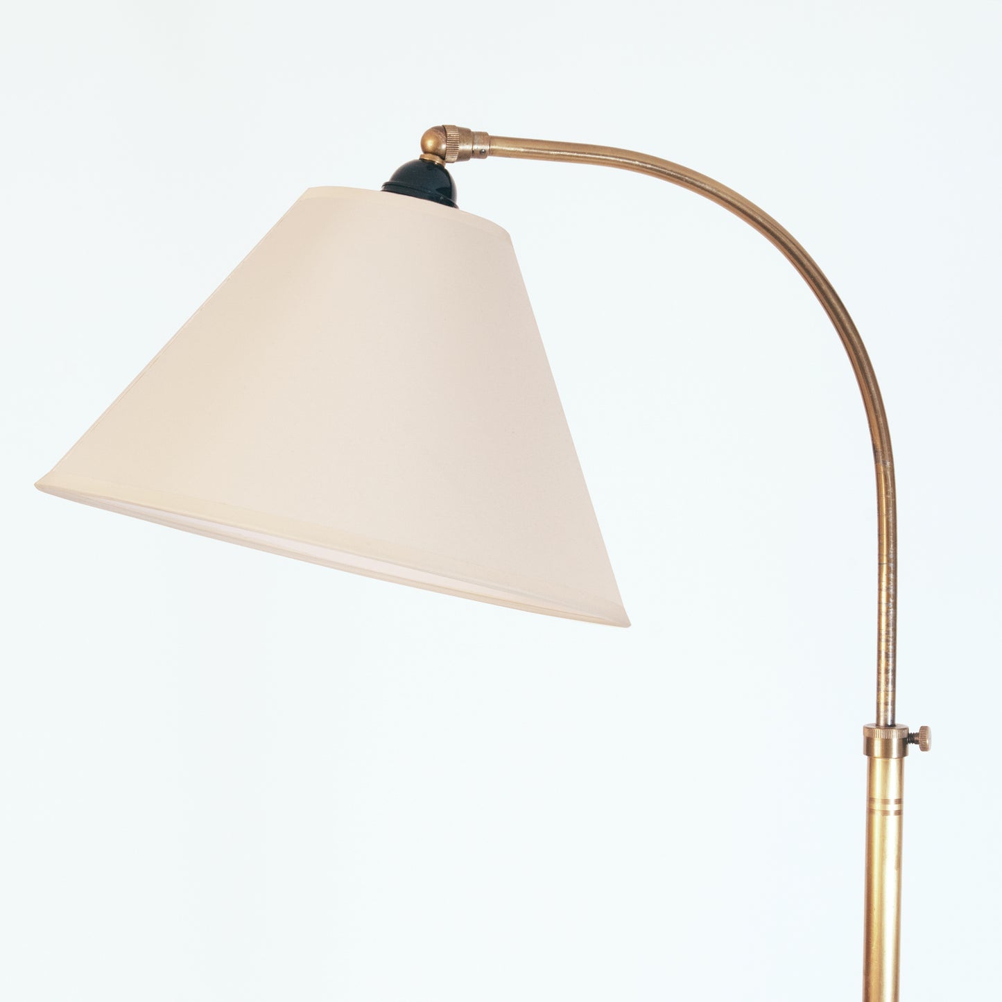 Telescopic floor lamp with curved neck