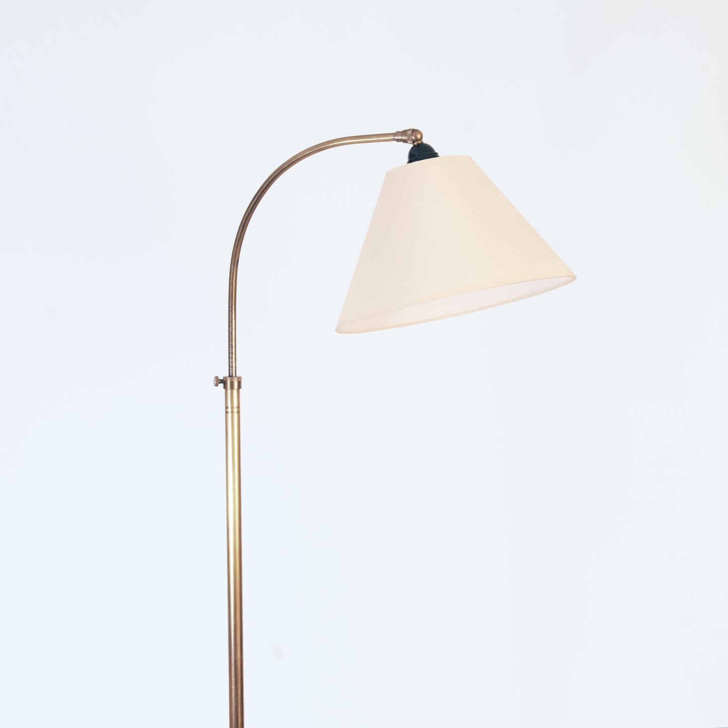 Telescopic floor lamp with curved neck