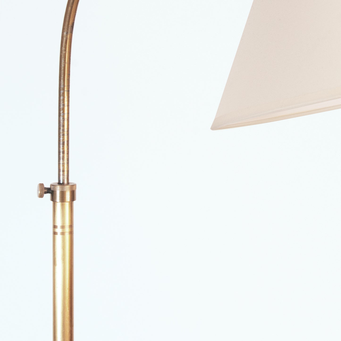 Telescopic floor lamp with curved neck