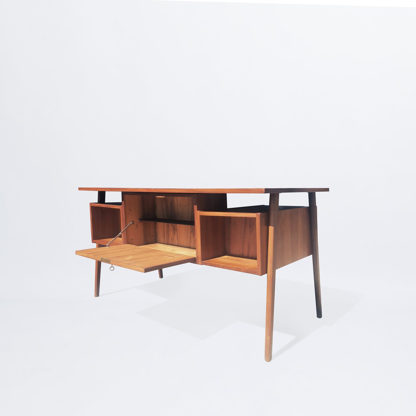 Desk with 4 drawers, storage and shelves