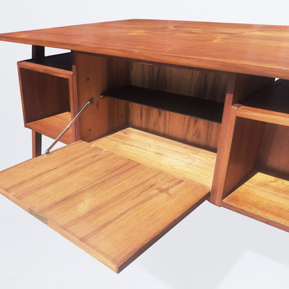 Desk with 4 drawers, storage and shelves