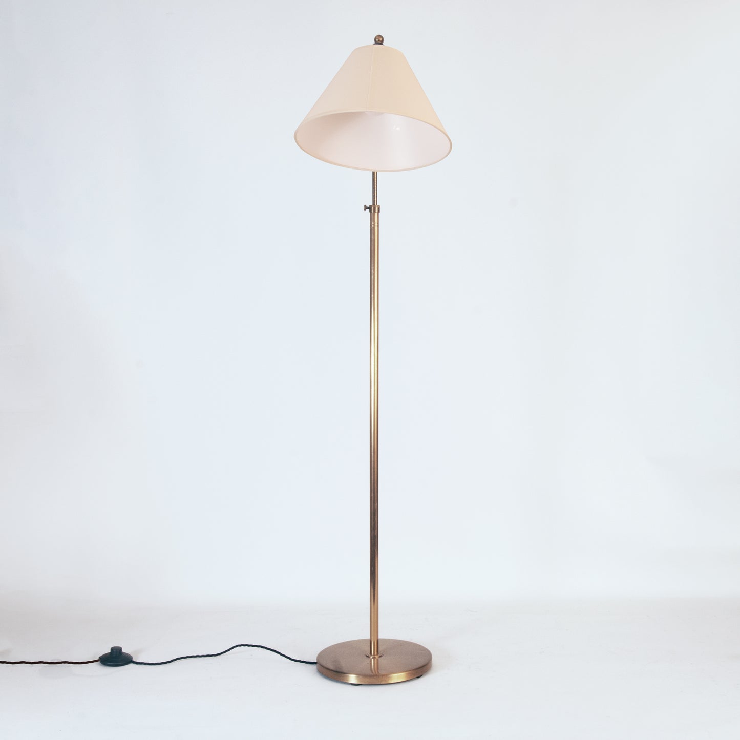 Telescopic floor lamp with curved neck