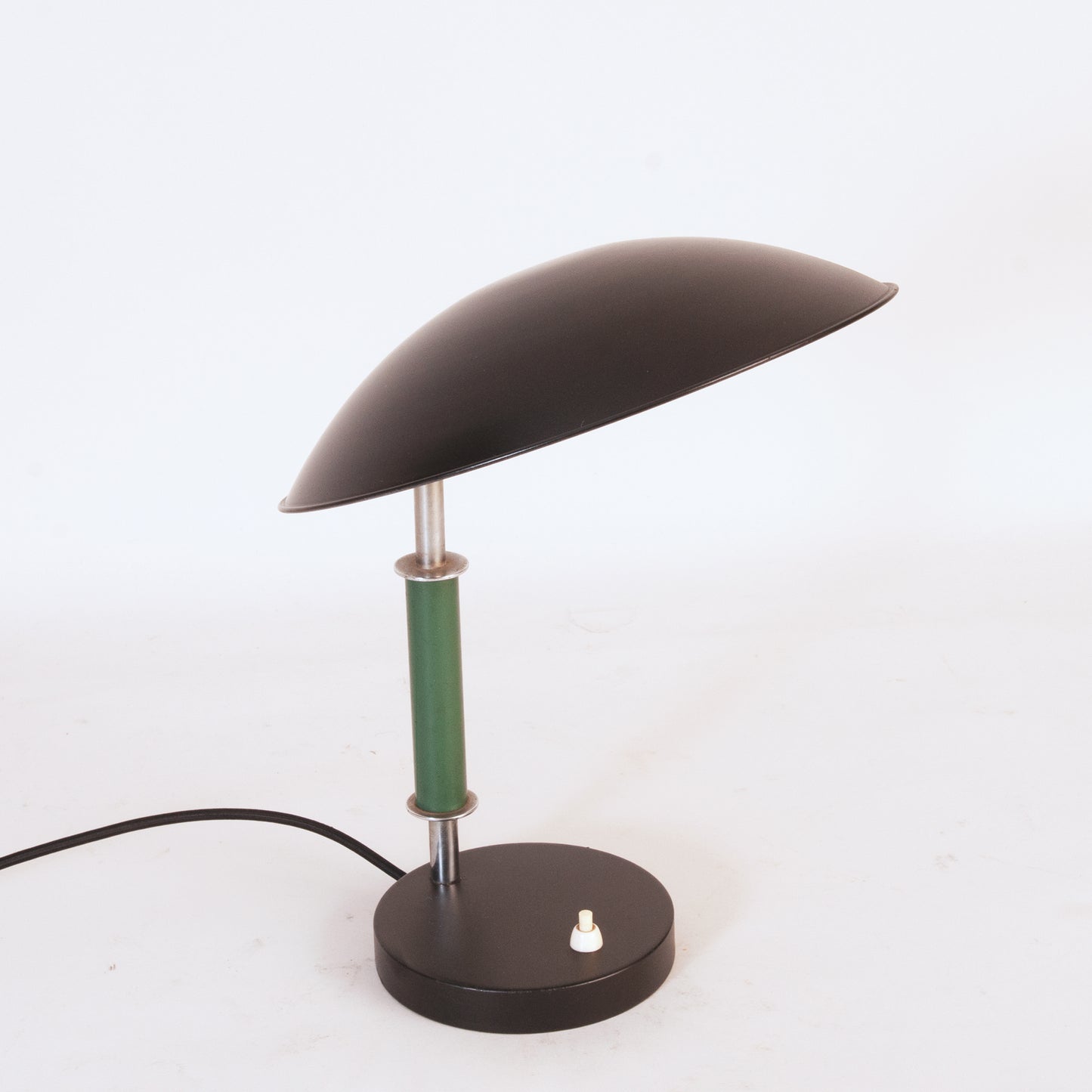 Table lamp with adjustable shade