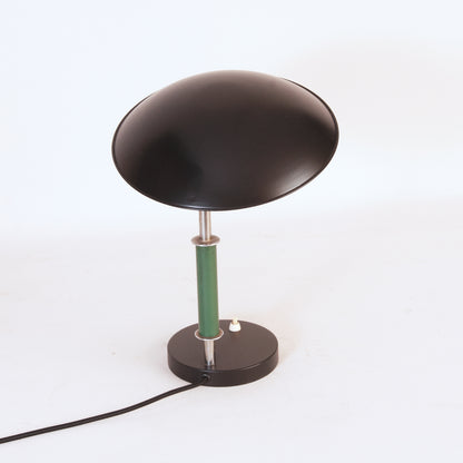 Table lamp with adjustable shade