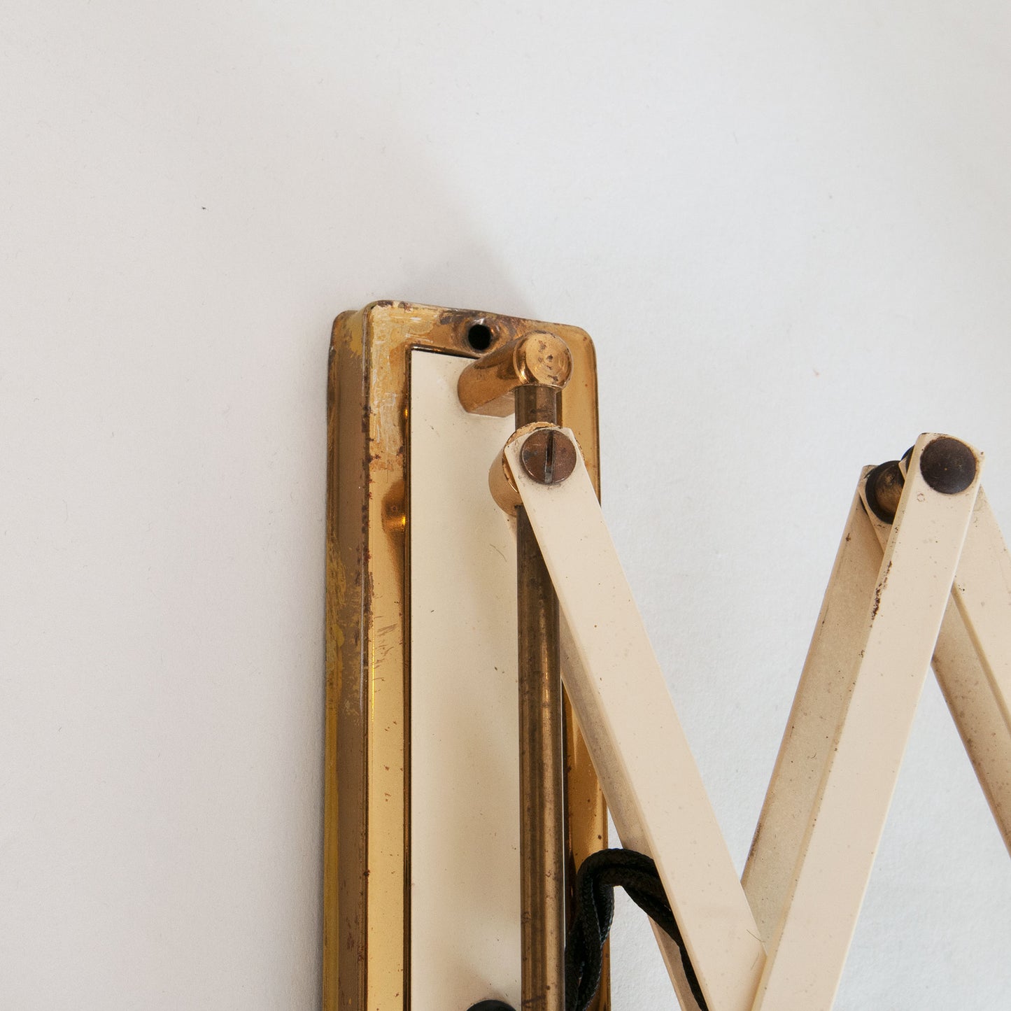 Concertina wall lamp